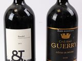 deux bouteilles de vin posées l'une à côté de l'autre sur une table