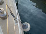 un bateau amarré à un quai à l'aide d'une corde
