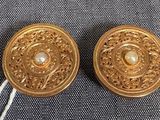 paire de poignées de porte anciennes en laiton, ornées d'une perle au centre