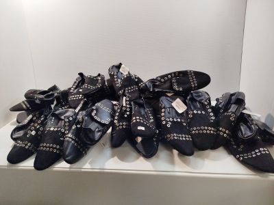 plusieurs paires de chaussures posées sur une table
