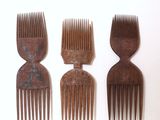trois peignes en bois posés les uns à côté des autres sur une table