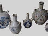 quatre vases posés les uns à côté des autres sur une table