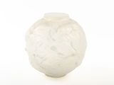 un vase blanc posé sur une surface blanche