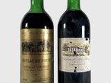 deux bouteilles de vin posées l'une à côté de l'autre sur une surface blanche