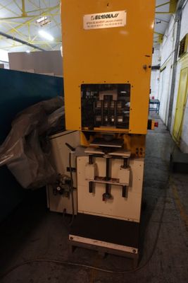 l'image d'une machine située à l'intérieur d'un bâtiment