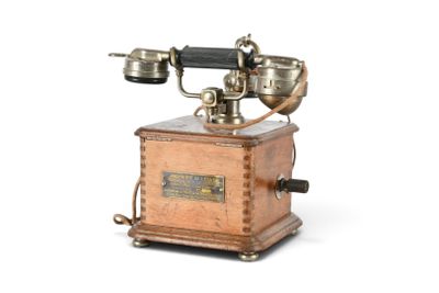 un téléphone à l'ancienne exposé sur une surface blanche