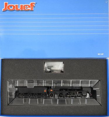La boîte contient une maquette de locomotive noire.