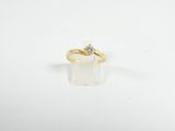 gros plan d'une bague en diamant sur une surface blanche