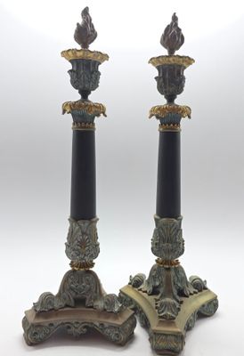 paire de bougeoirs noirs et dorés surmontés d'un oiseau