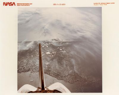une image représentant une vue sur l'océan depuis un bateau sur l'eau
