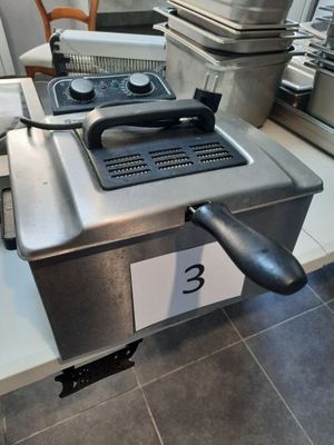 une photo d'une friteuse professionnelle dans une cuisine