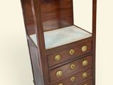une vieille armoire en bois avec un plateau en marbre et des ferrures en laiton