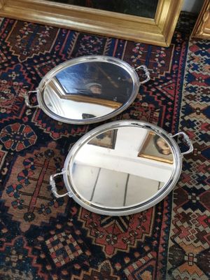 deux miroirs posés sur un tapis, à côté d'un miroir