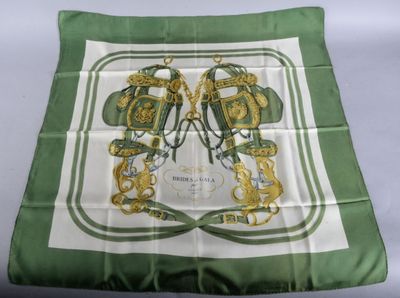 foulard carré vert et blanc orné d'un motif représentant un cheval et une calèche
