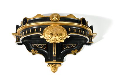 une horloge noire et dorée accrochée à un mur blanc