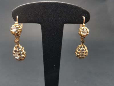 gros plan d'une paire de boucles d'oreilles sur un support