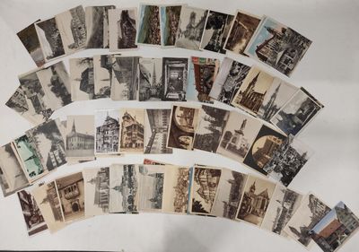 beaucoup de vieilles cartes postales sur la table
