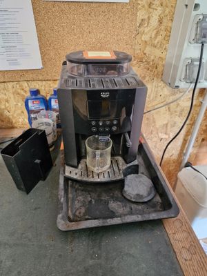 une machine à café posée sur une table