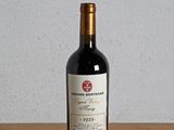 une bouteille de vin rouge posée sur une table en bois