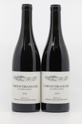deux bouteilles de vin rouge posées l'une à côté de l'autre sur une surface blanche