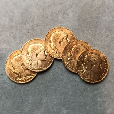 un gros plan sur un tas de pièces d'or posées sur une table