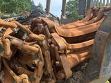 un gros tas de rouille à l'arrière d'un tracteur