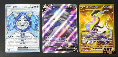trois cartes Pokémon différentes posées sur une table avec un fond noir