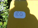 une pancarte apposée sur le côté d'un mur jaune sur laquelle est inscrit « 30 »