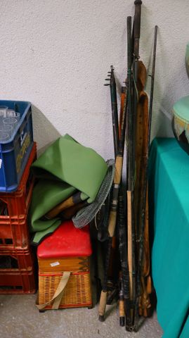 Lot de pêche : tabouret, cannes cuissarde