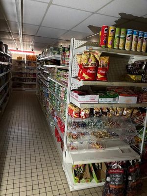 Lot d'épicerie sèche et de produits divers dans les étagères. Les prod - Photo 1