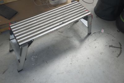 un banc en métal qui se trouve dans une pièce