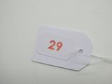 une étiquette blanche portant le numéro 29