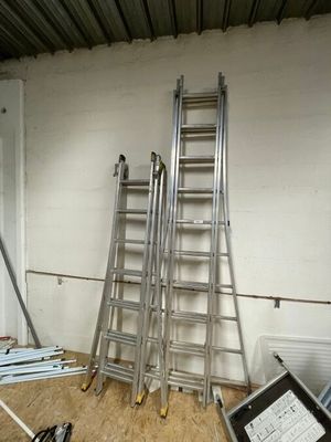 many ladders that are sitting in a room