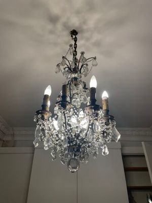 un lustre en cristal suspendu au plafond d'une pièce