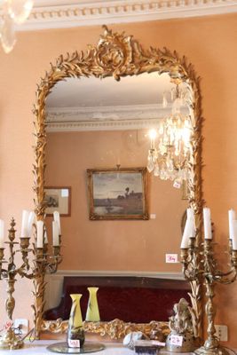 un miroir accroché au mur au-dessus d'une table dans une pièce