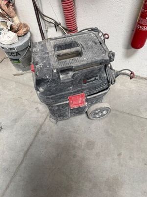 une photo d'une petite machine qui se trouve dans un garage