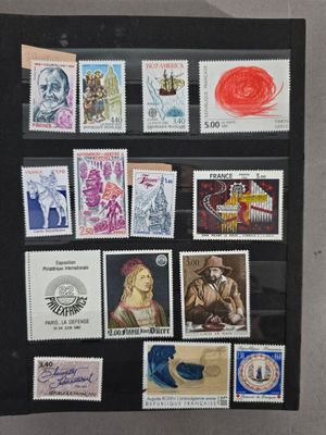 une photo d'une photo d'une collection de timbres