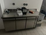 un plan de travail en inox sur lequel est posée une cafetière