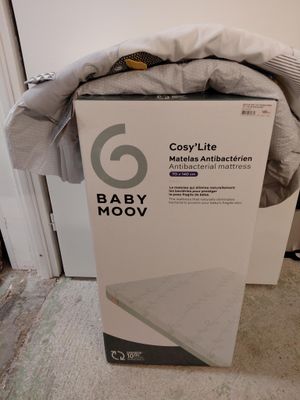 emballage d'un matelas Babymoov « en boîte » posé par terre