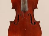 un vieux violon avec un archet accroché à son dos