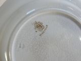 une assiette blanche ornée d'un motif marron