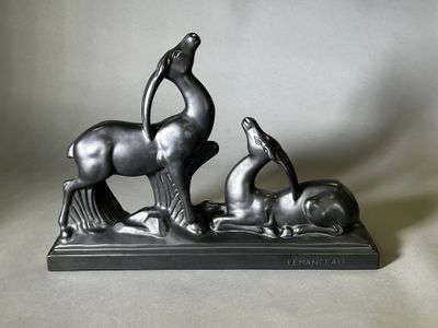 statue représentant un cheval et un chien, posée sur un socle, sur fond blanc