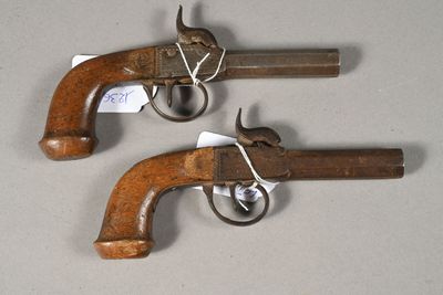 Pistolets à coffre, paire, marqués pour l'un de 2 étoiles et…