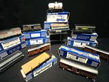 de nombreux wagons posés sur une table