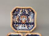 une assiette bleue et jaune sur laquelle figure l'image d'une femme