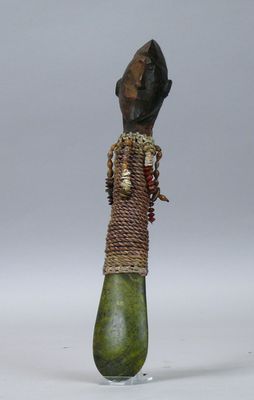 une sculpture représentant une femme avec un poisson sur la tête