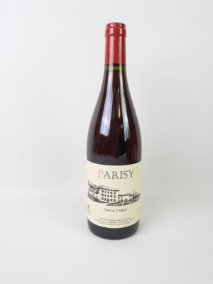 une bouteille de vin posée sur une table