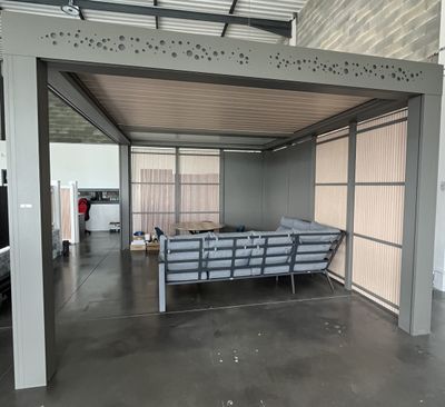 Pergola dite Pool House à deux stores motorisés et à lames motori