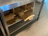 une grande table en acier inoxydable sur laquelle sont posées plusieurs boîtes
