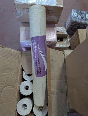 un gros rouleau de papier posé sur une pile de cartons